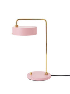 Lyserød bordlampe med rund base og gylden arm, designet af STUDIO FLEMMING LINDHOLDT.
